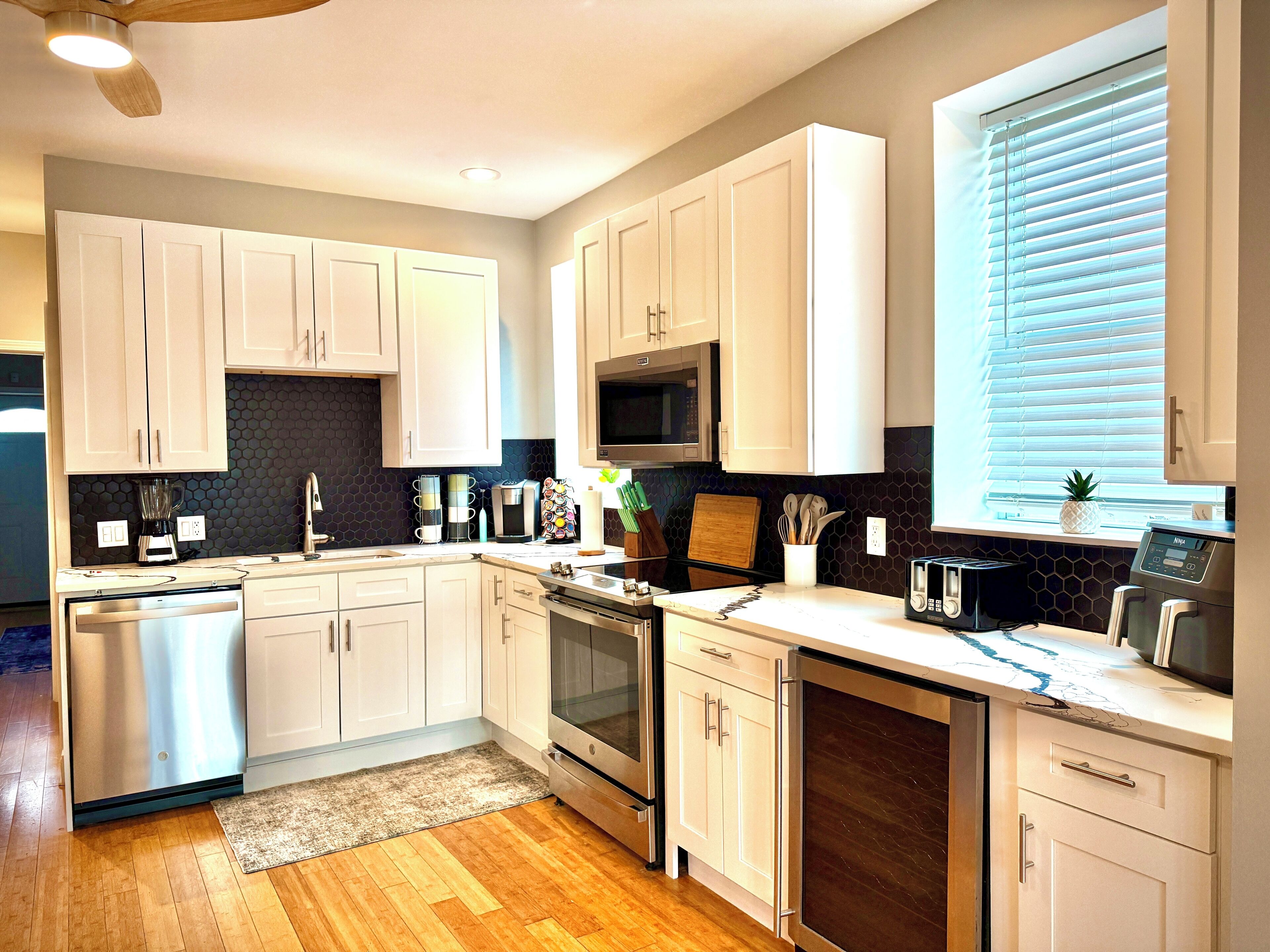 Mikrovågsugn, ugn, spishäll och diskmaskin