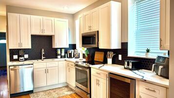 Mikrovågsugn, ugn, spishäll och diskmaskin