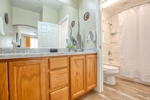 Shower, hair dryer, towels - The Groovy Sandpad.. (Oceano)