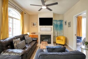 TV, fireplace - The Groovy Sandpad.. (Oceano)