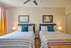 Desk, iron/ironing board, WiFi, bed sheets - The Groovy Sandpad.. (Oceano)