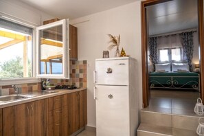 Fridge, coffee/tea maker, electric kettle, toaster - Lydia Guest House - Sea & Countryside Views (Lydia)