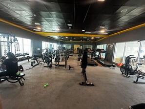 Fitness facility - Cozy 1-bedroom apartment with AC in Dubai Marina (Dubai)