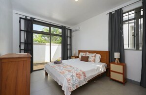 8 slaapkamers, een kluis op de kamer, een strijkplank/strijkijzer, wifi