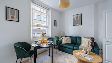 City appartement, 1 tweepersoonsbed met slaapbank, niet-roken, uitzicht op de stad | Woonruimte | Een 40-inch smart-tv met satellietzenders