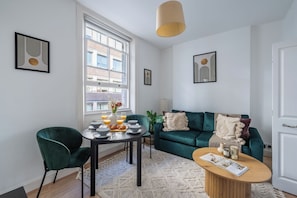 Lägenhet City - 1 dubbelsäng med bäddsoffa - icke-rökare - utsikt mot staden | Vardagsrum | 40-tums smart-tv med satellitkanaler