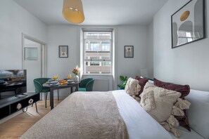 City appartement, 1 tweepersoonsbed met slaapbank, niet-roken, uitzicht op stad | Woonruimte | Een 40-inch smart-tv met satellietzenders