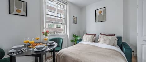 시티 아파트, 더블침대 1개 및 소파베드, 금연, 시내 전망 | 거실 공간 | 위성 채널 시청이 가능한 40인치 스마트 TV