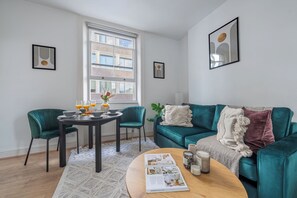 City Apartment, 1 Double Bed with Sofa bed, Non Smoking, City View | Living area | 40-inch Smart TV with satellite channels - Stylish 1BR near Oxford St & Fitzrovia (London)