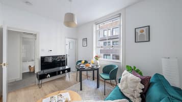 Lägenhet City - 1 dubbelsäng med bäddsoffa - icke-rökare - utsikt mot staden | Vardagsrum | 40-tums smart-tv med satellitkanaler