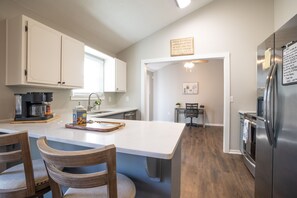 Fridge, microwave, oven, stovetop - Serene Home 10 minutes from Navarre beach (Navarre)