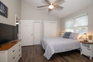 3 bedrooms, desk, iron/ironing board, travel cot - Serene Home 10 minutes from Navarre beach (Navarre)