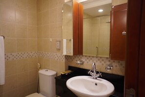 Suihku, hiustenkuivaaja, pyyhkeet, saippua