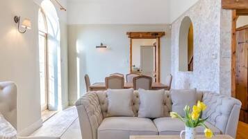 Superior-Haus, Gartenblick | Wohnbereich | Fernseher