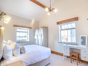 Superior House, Garden View | Free WiFi - Cheshire Barns (Antrobus)
