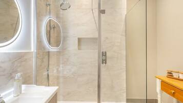 Exclusive Cottage | Bathroom | Free toiletries, bathrobes, towels, soap