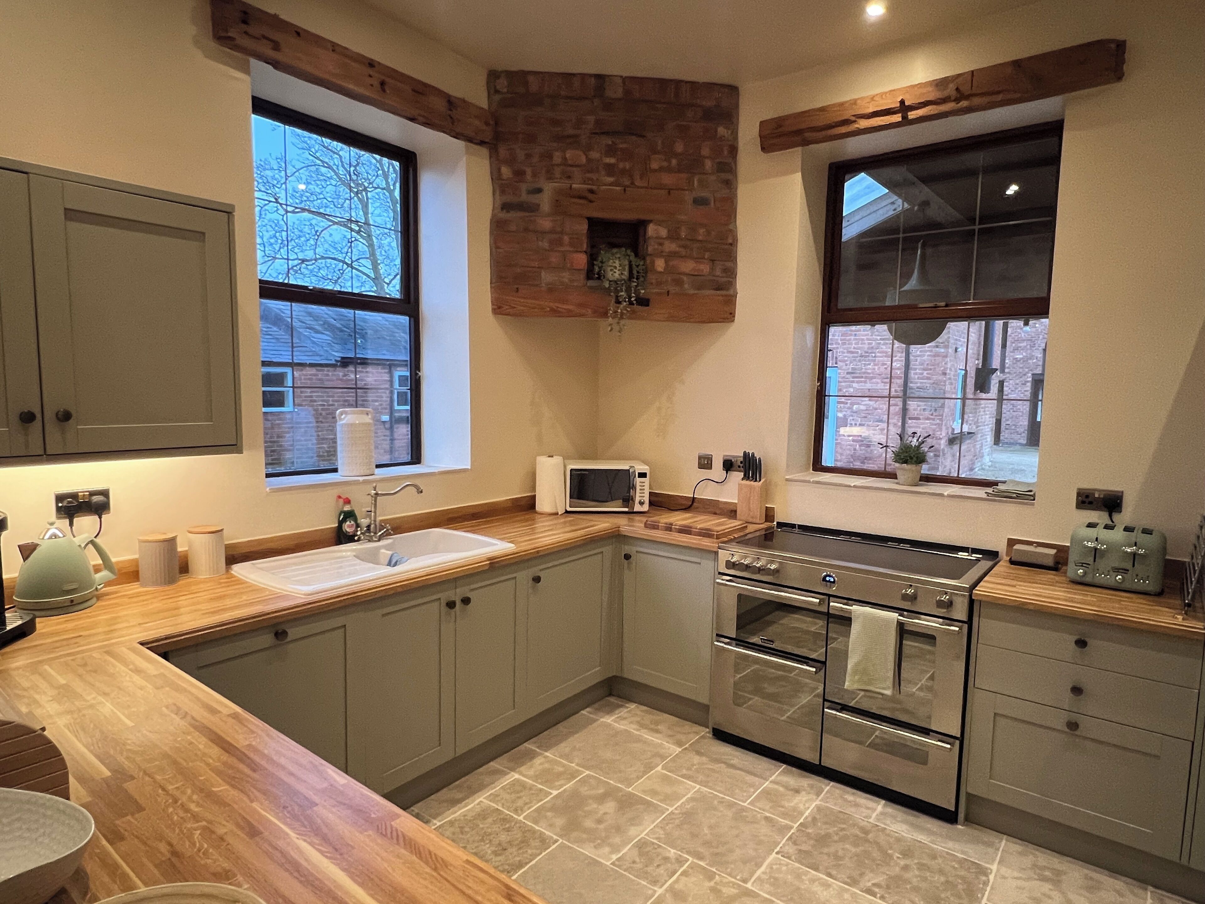 Superior House, Garden View | Private kitchen | Microwave, oven, stovetop, cookware/dishes/utensils