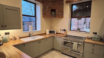 Superior House, Garden View | Private kitchen | Microwave, oven, stovetop, cookware/dishes/utensils