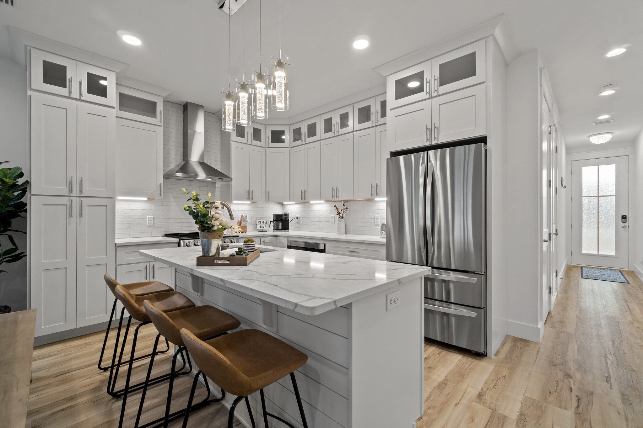 Jääkaappi, mikroaaltouuni, uuni, liesi