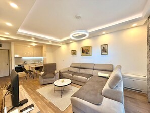 42-inch LCD TV with cable channels - LV Central Apartment-Free Parking (Budva)