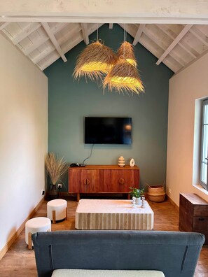 TV - Stylish Retreat with Valley Views (Gourdon)