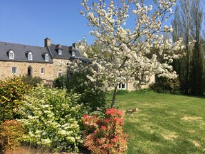 Property grounds - Ty Kerzont:Charming gîte, oasis of nature and calm, near Perros-Guirec, (COATREVEN)