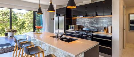 Jääkaappi, mikroaaltouuni, uuni, liesi