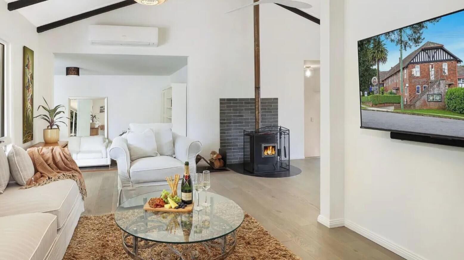 Wombleton | Living room | Combustion fireplace | Wi-Fi | Smart TV | Split cycle air conditioning |Ceiling fan | Garden views