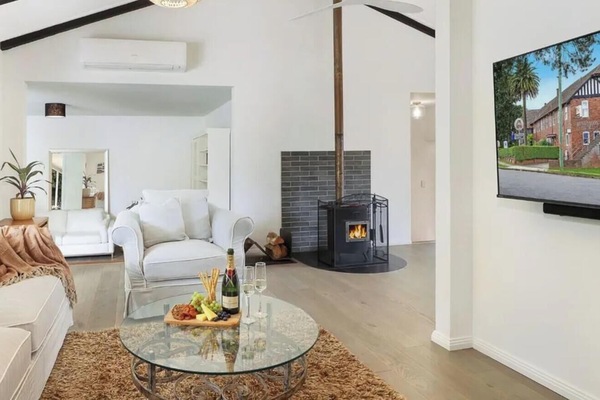 Wombleton | Living room | Combustion fireplace | Wi-Fi | Smart TV | Split cycle air conditioning |Ceiling fan | Garden views