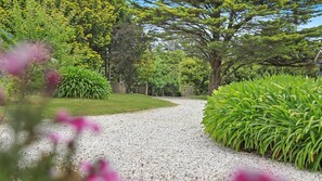 Property grounds - Wombleton – country escape with comfort, charm and village convenience (Bundanoon)