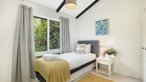 Iron/ironing board, travel cot, WiFi, bed sheets - Wombleton – country escape with comfort, charm and village convenience (Bundanoon)