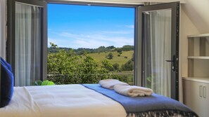 5 bedrooms, desk, iron/ironing board, travel cot - Goolara – luxurious two-storey escape with ensuite bedrooms, sauna and countryside views (Burrawang)