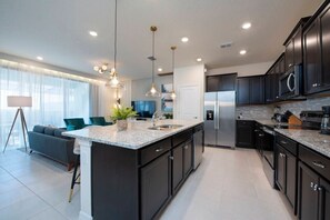 Fridge, microwave, oven, stovetop - Casa 5Q em Resort c/ Piscina - Perto da Disney (Davenport)
