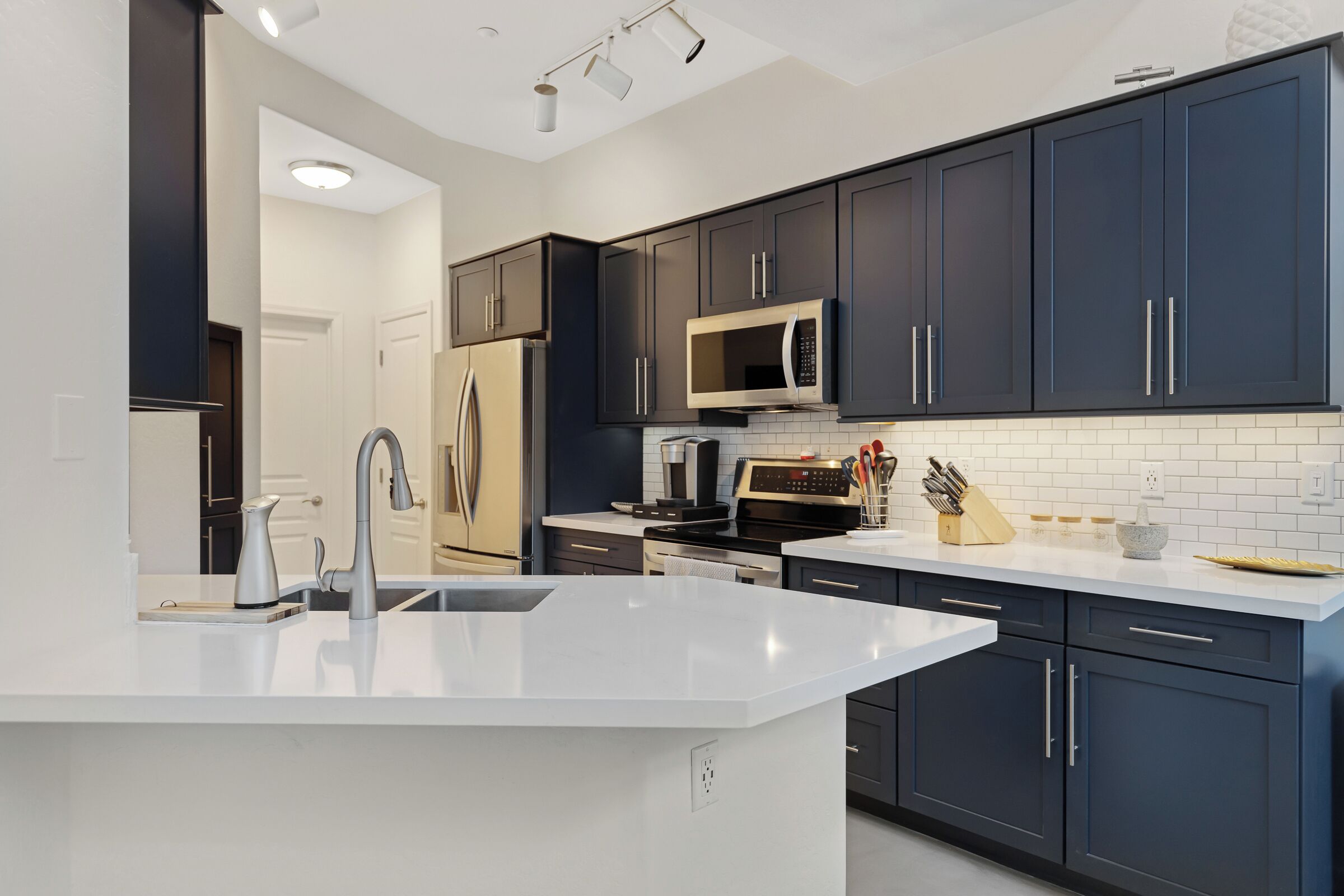 Kjøleskap, mikrobølgeovn, ovn og kokeplater