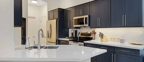 Kjøleskap, mikrobølgeovn, ovn og kokeplater