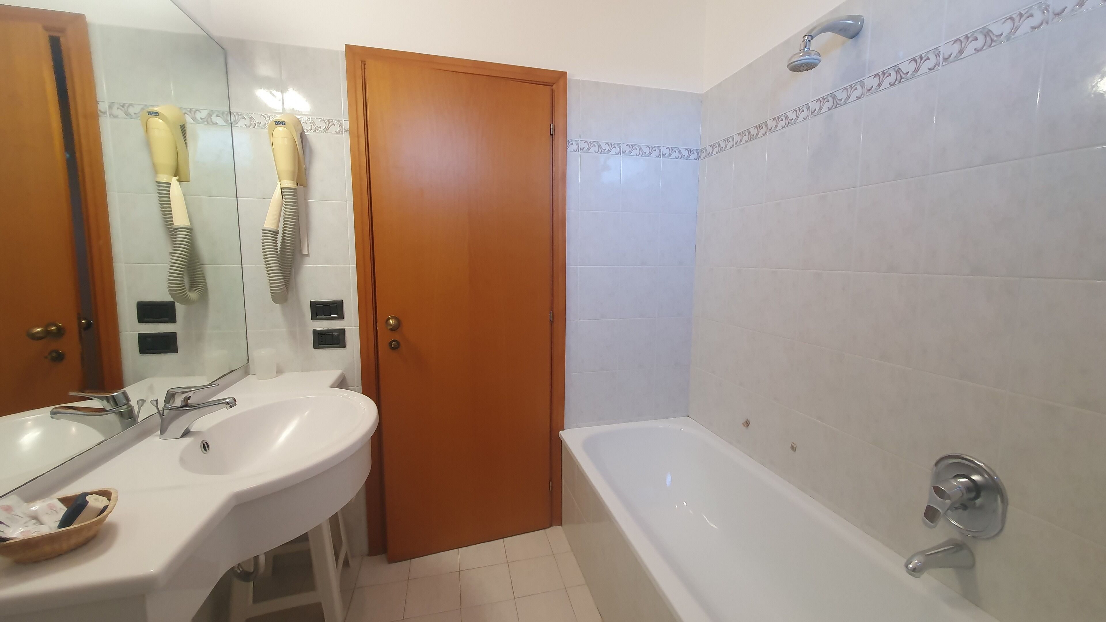 Basic-Vierbettzimmer | Badezimmer | Handtücher