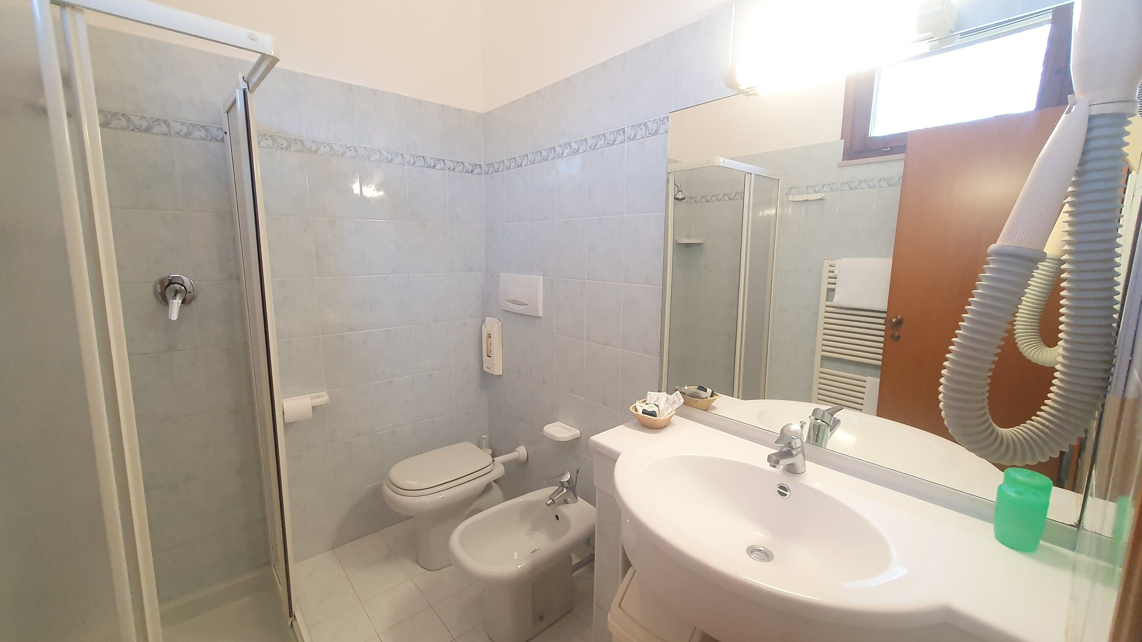 Basic-Doppel- oder -Zweibettzimmer | Badezimmer