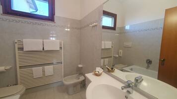 Habitación cuádruple básica | Baño | Toallas