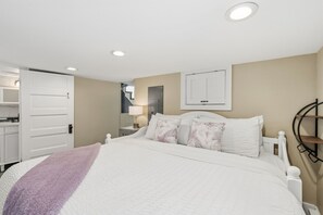 2 bedrooms, individually decorated, individually furnished, desk - Kanons Kottage Downtown Retreat Near Rmnp (Loveland)