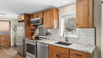House, Multiple Beds, Patio, Garden View (855 N Grant Ave) | Private kitchen