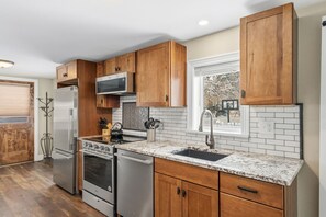 Private kitchen - Kanons Kottage Downtown Retreat Near Rmnp (Loveland)