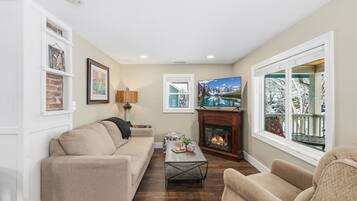 House, Multiple Beds, Patio, Garden View (855 N Grant Ave) | Living area | Fireplace