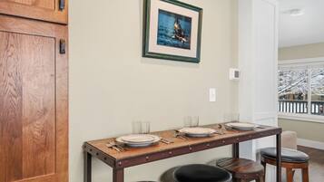 Huis, meerdere bedden, patio, uitzicht op tuin (855 N Grant Ave) | Dineren