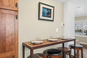 Nhà, nhiều giường, sân hiên, quang cảnh vườn (855 N Grant Ave) | Khu ăn uống