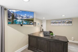 2 bedrooms, individually decorated, individually furnished, desk - Kanons Kottage Downtown Retreat Near Rmnp (Loveland)