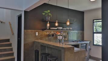 Geladeira, micro-ondas, fogão, cooktop