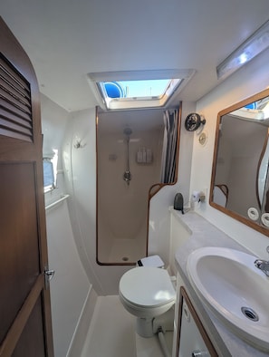 Shower, hair dryer, towels, soap - Dream Catamaran - 3 cabin with AC, large shower, beautiful views (Key West)