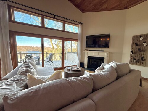 Glenville Lakehouse with Amazing View! 3 bedrooms, elegant & family-friendly!