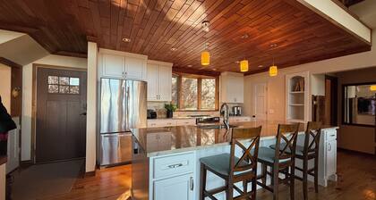 Glenville Lakehouse with Amazing View! 3 bedrooms, elegant & family-friendly!