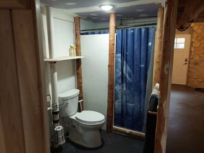 Haartrockner, Handtücher, Seife, Toilettenpapier